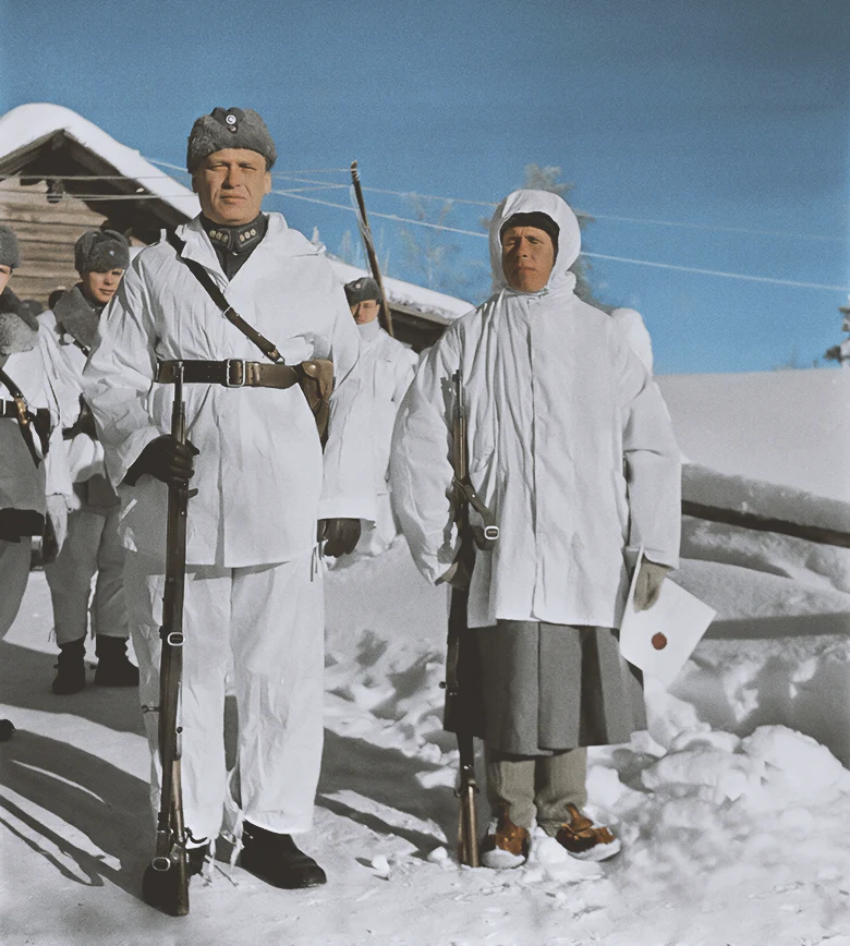In February 1940, Simo Häyhä was awarded a rifle (Sako M28/30) donated by Swedish businessman Eugen Johansson. However, Häyhä continued with his old rifle. Picture shows Colonel Antero Svensson and Simo Häyhä in Loimola, near Kollaa