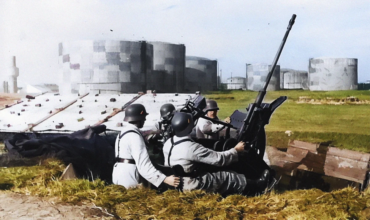 Training of a German anti-aircraft crew of a 20-mm FlaK 30 cannon in Ploiești near an oil storage facility, 1941